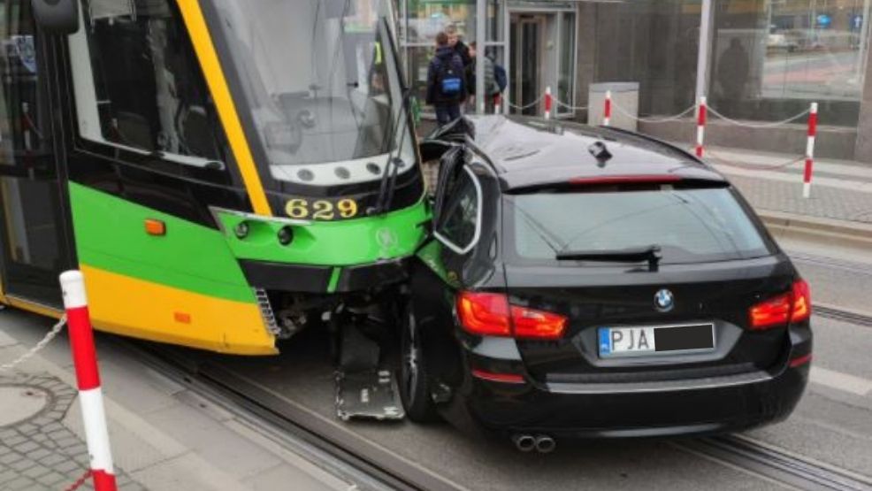 Zderzenie auta osobowego z tramwajem. W wypadku uczestniczył samochód z Jarocina - Zdjęcie główne