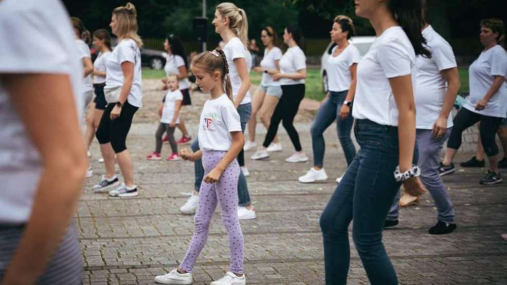 Żerków. Tańczyli i zbierali na leczenie chorej Karoliny Fajfer