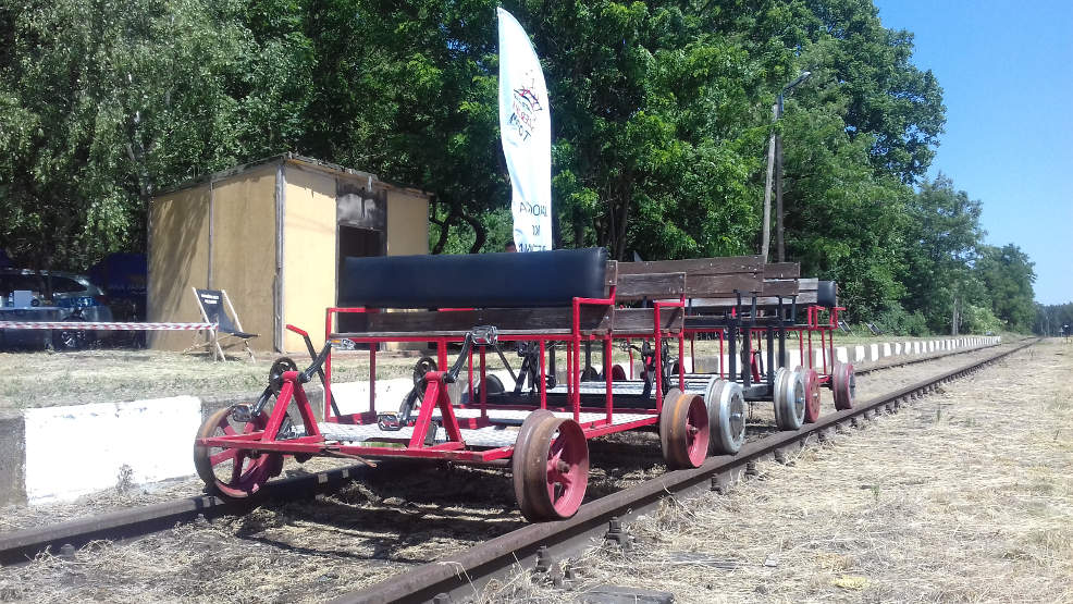 Na stacji Brzostów Wlkp. wszystko gotowe na przyjęcie gości. Trwa festyn kolejowo-militarny