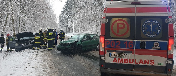 Zderzenie na drodze powiatowej Śmiełów - Brzóstków. Jedna osoba w szpitalu - Zdjęcie główne