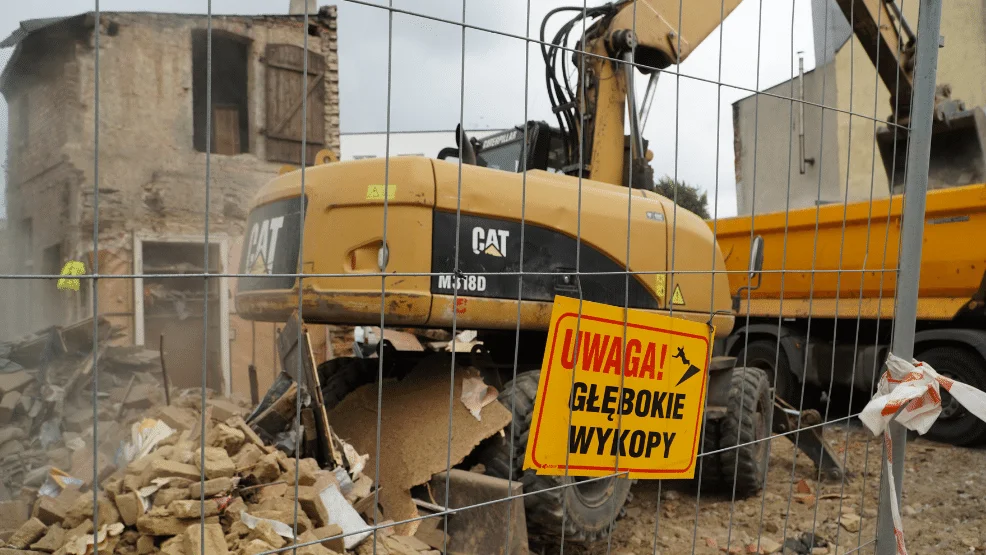 Znika kolejny fragment starego Jarocina. Trwają prace wyburzeniowe na ul. św. Ducha [WIDEO]  - Zdjęcie główne