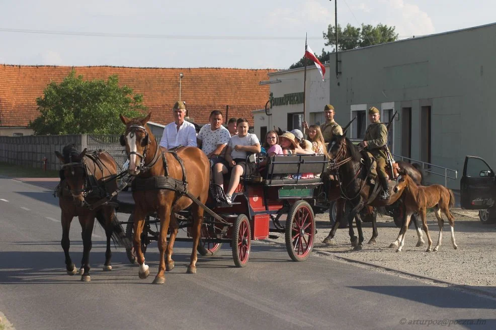 Ułani zawitali do Miniszewa razem z Cynamonem. Zobacz zdjęcia i wideo - Zdjęcie główne