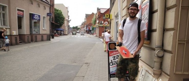 Tajemnicze graffiti na jarocińskich chodnikach. Skąd się wzięło? [WIDEO]  - Zdjęcie główne