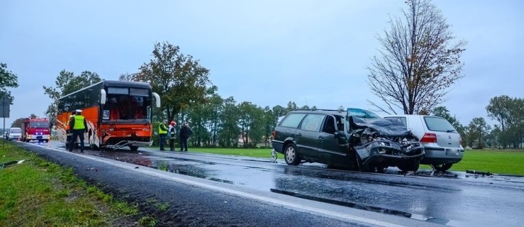 Zderzenie autobusu z osobówką. 11 osób poszkodowanych  - Zdjęcie główne