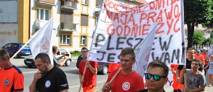 Wyszli na ulice, aby walczyć o podwyżki. Rok po proteście ratowników[WIDEO] - Zdjęcie główne