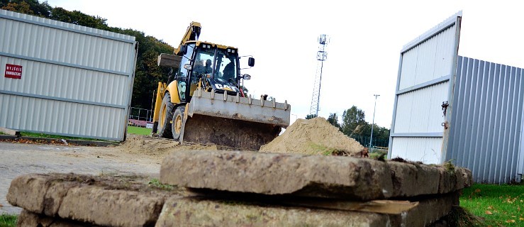 Ruszył remont murawy na jarocińskim stadionie - Zdjęcie główne