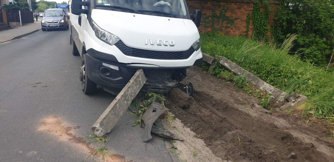 Iveco uderzyło w betonowe słupki 