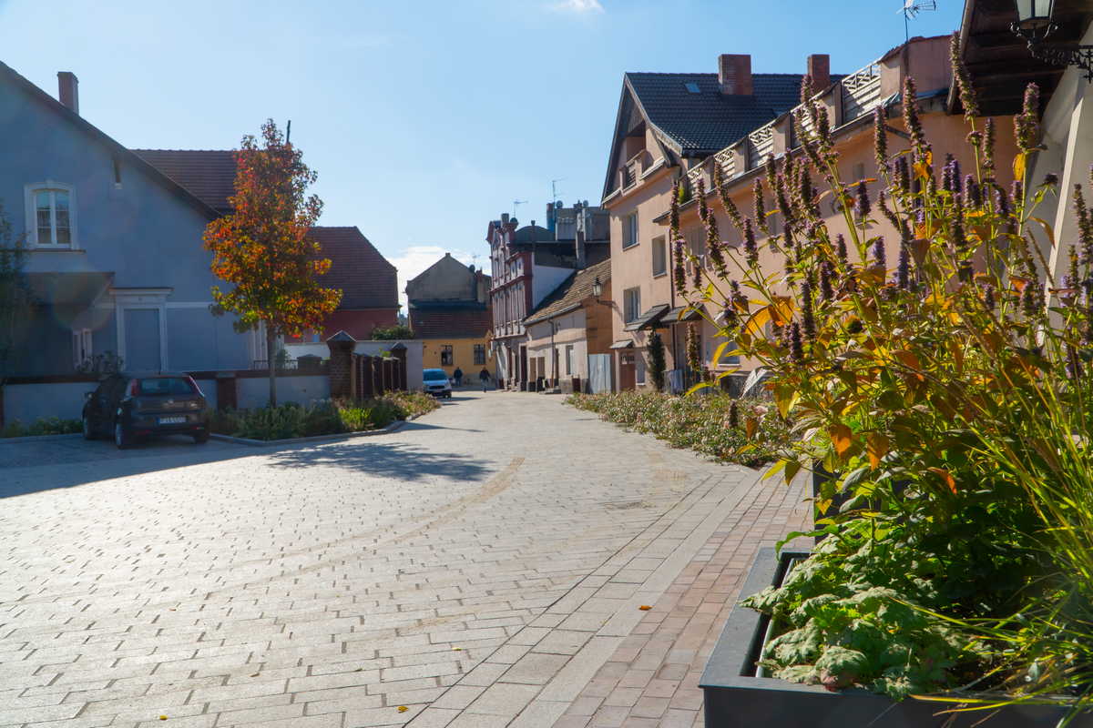 Ul. Kościelna w Jarocinie - piękne połączenie starówki z parkiem