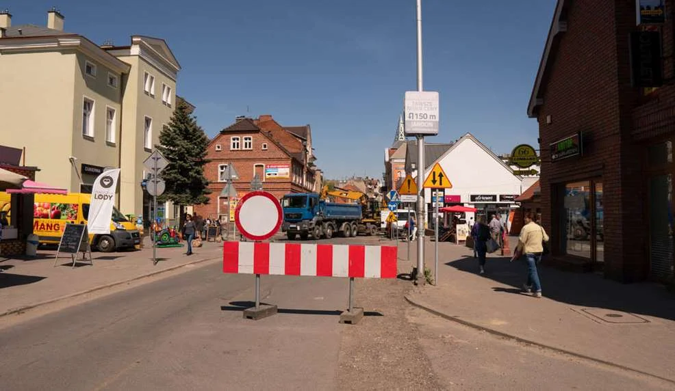 Kolejna zmiana ruchu w centrum Jarocina. Dotyczy skrzyżowania ulic Wrocławskiej i Paderewskiego [ZDJĘCIA] - Zdjęcie główne