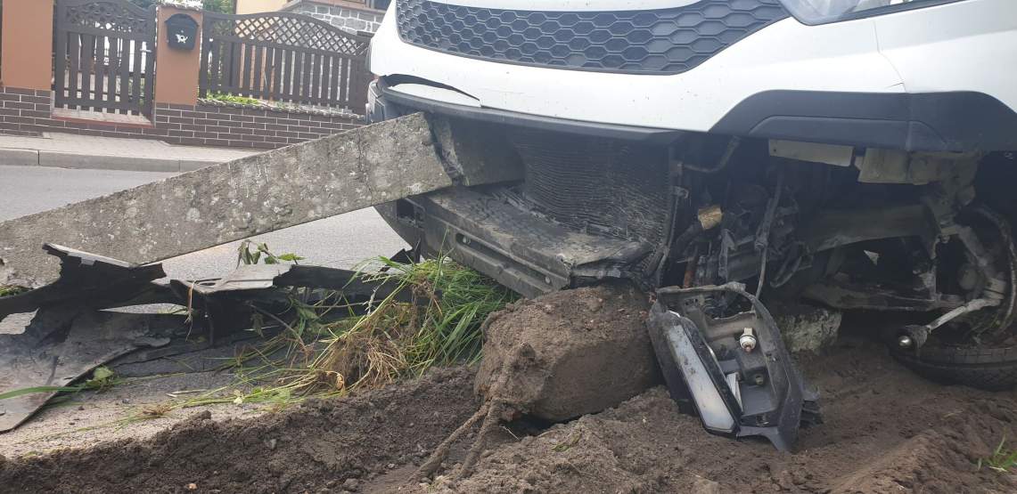 Iveco uderzyło w betonowe słupki 