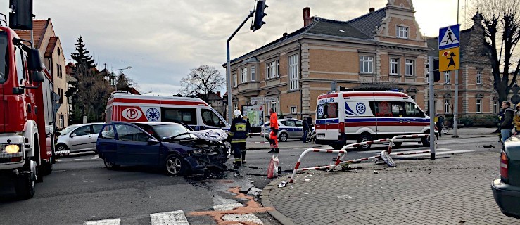 Zderzenie dwóch pojazdów na skrzyżowaniu. Auto staranowało barierki      - Zdjęcie główne