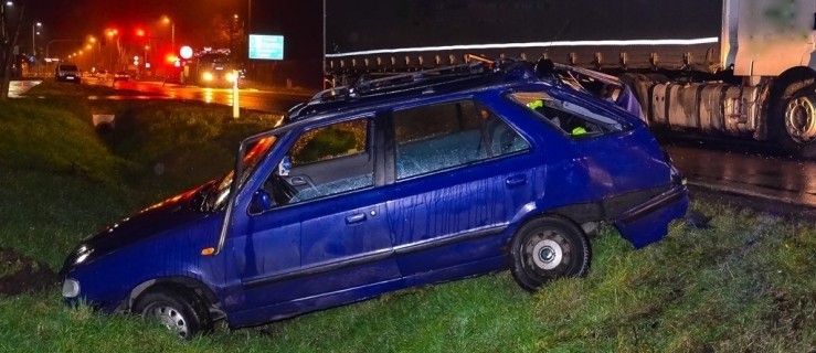 Kierowca pchał swoje auto. Uderzyła w niego ciężarówka   - Zdjęcie główne