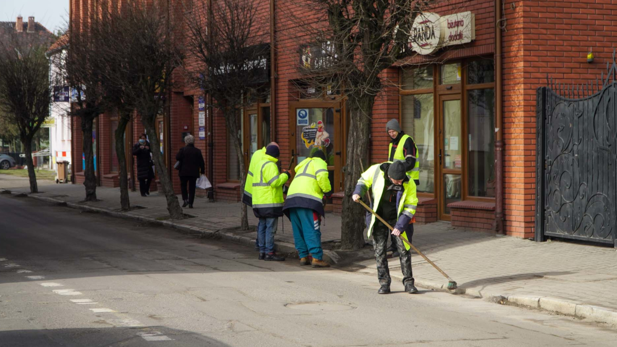 Jarocin. Odśnieżanie przejść dla pieszych zamienili na sprzątanie chodników - Zdjęcie główne