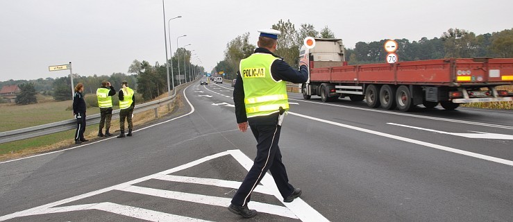 Policjant jechał na służbę. Wykazał się czujnością. Co zrobił?     - Zdjęcie główne