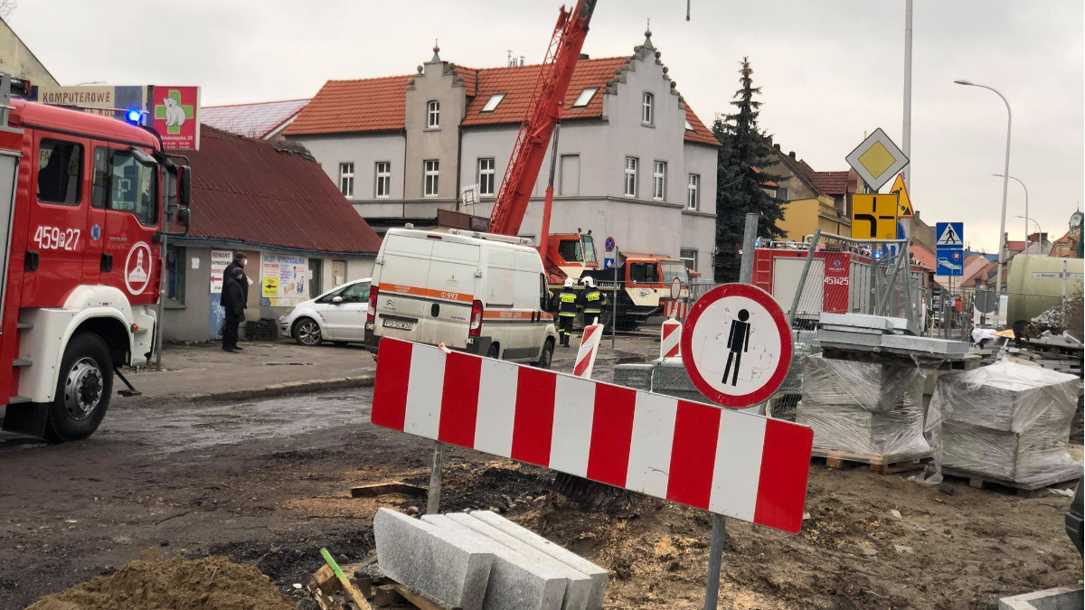 Pożar gazu na skrzyżowaniu ul. Śródmiejskiej i Wolności w Jarocinie. Na miejscu 4 zastępy straży pożarnej i pogotowie gazowe      - Zdjęcie główne