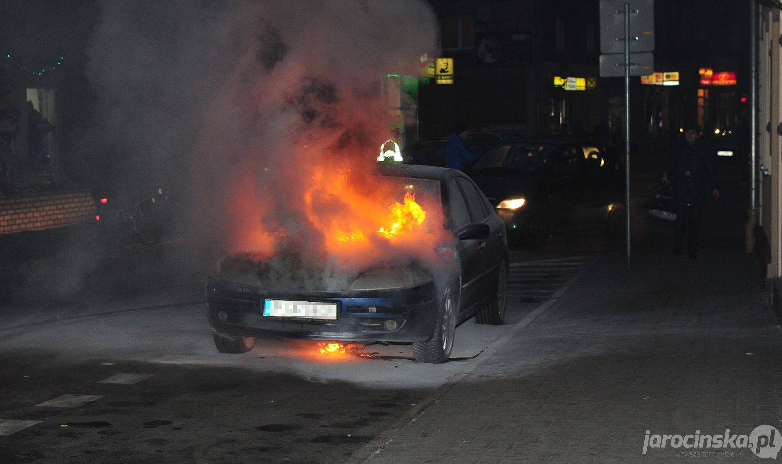 Pożar samochodu na ul. Wrocławskiej w Jarocinie - Zdjęcie główne