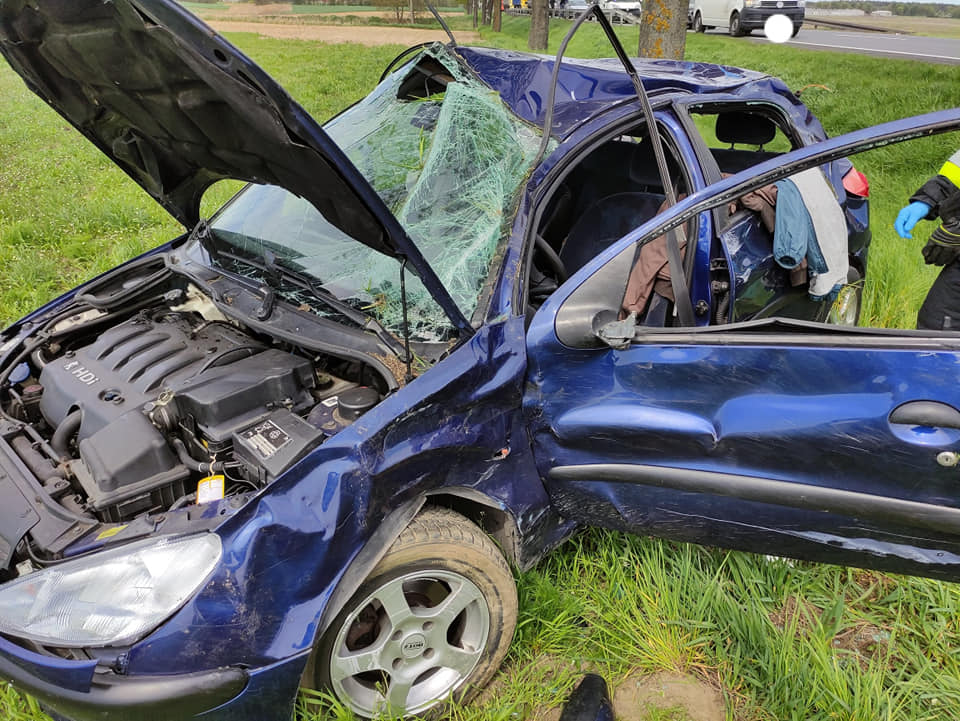 Zderzenie peugeota z ciężarówką na DK 11 między Krzykosami a Lubrzem 