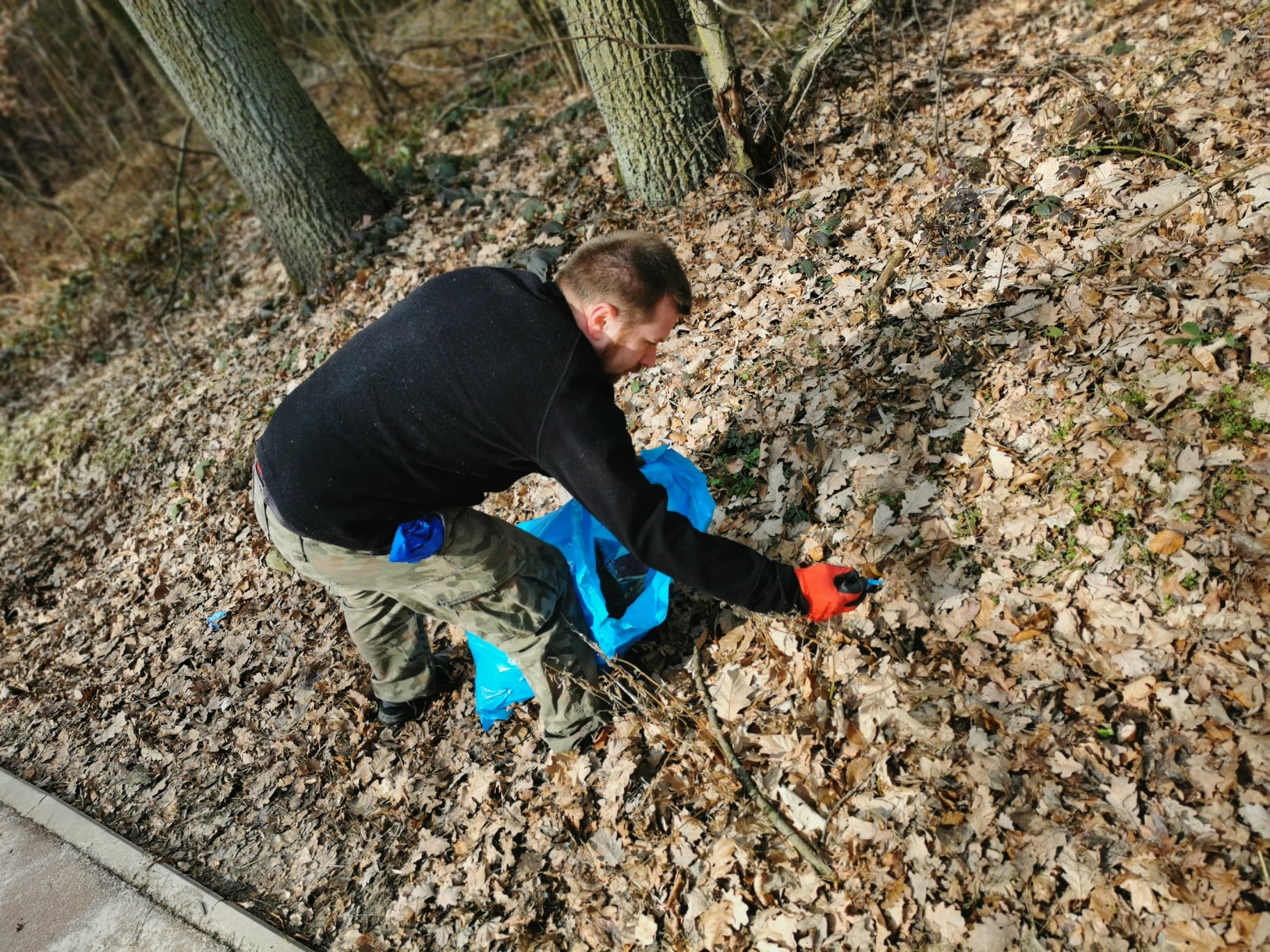 Stowarzyszenie RoweLOVE Jarocin w sobotni poranek zaprosiło swoich członków i sympatyków na wiosenne porządki przy ścieżkach rowerowych