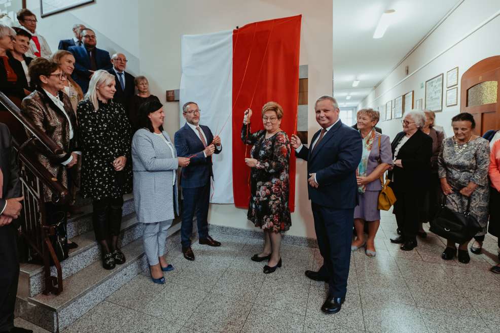 W jarocińskim liceum odsłonięta została tablica upamiętniająca 100-letnią historię szkoły [ZDJĘCIA] - Zdjęcie główne