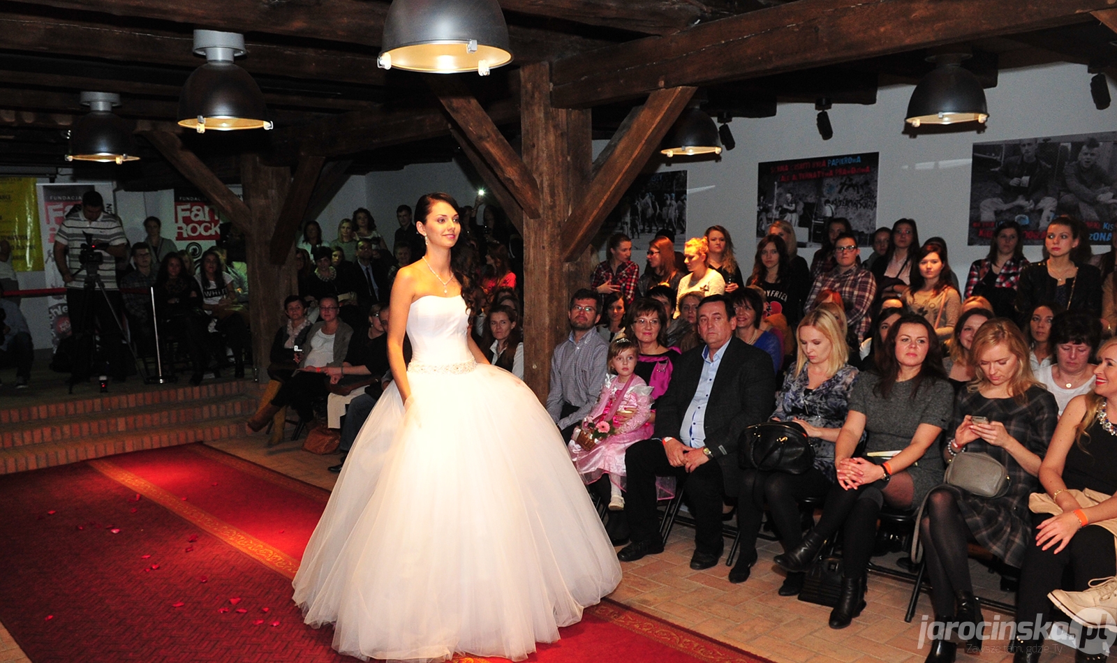 Pokaz mody ślubnej w Spichlerzu Polskiego Rocka - Zdjęcie główne