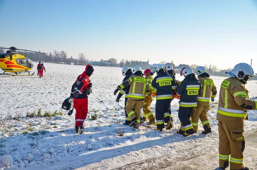 Rowerzysta przewrócił się na oblodzonej drodze w Chrzanie. Śmigłowcem przetransportowany do szpitala [ZDJĘCIA]   - Zdjęcie główne