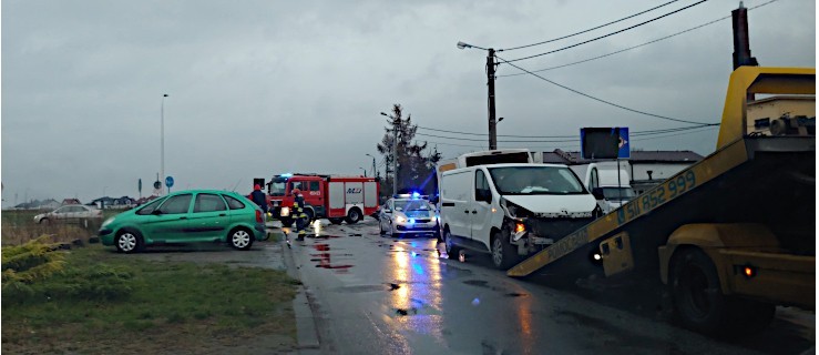 Volkswagenem nie ustąpiła pierwszeństwa i uderzyła w dwa pojazdy - Zdjęcie główne