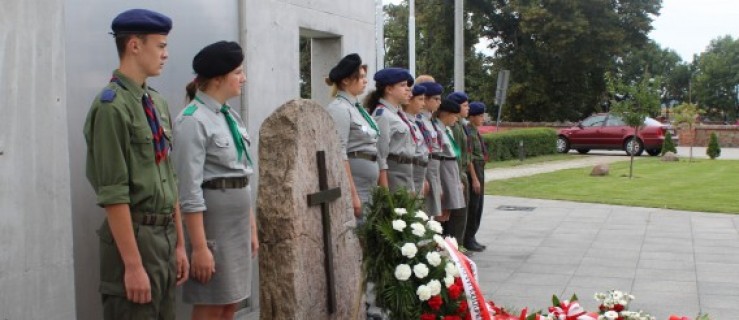 Zebrali się pod pomnikiem w 79. rocznicę wybuchu II Wojny Światowej [ZDJĘCIA] - Zdjęcie główne