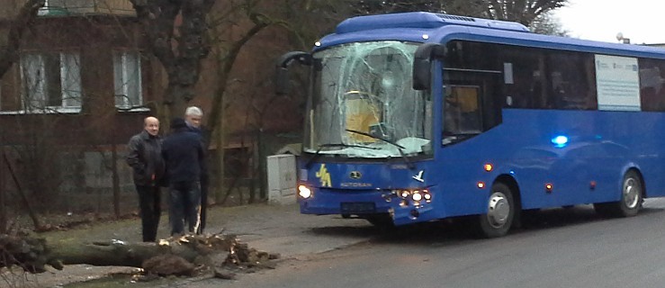 Wypadek autobusu na ul. Moniuszki - Zdjęcie główne