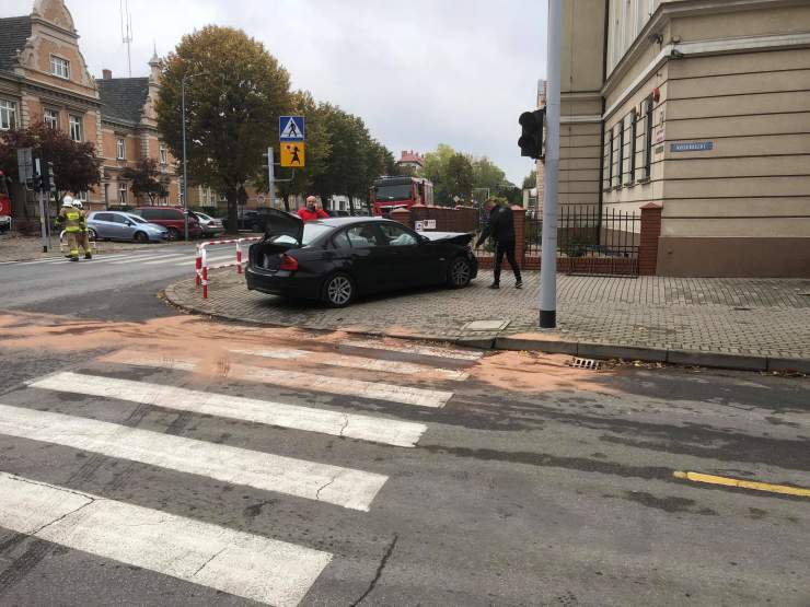  Zderzenie na skrzyżowaniu ul. Kościuszki i Niepodległości w Jarocinie [ZDJĘCIA] - Zdjęcie główne
