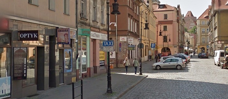 Mieszkaniec powiatu leżał pijany w centrum Poznania. Strażnicy znaleźli przy nim 10 tys. zł - Zdjęcie główne