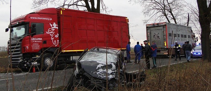 Miał cztery promile i rozbił opla na ciężarówce     - Zdjęcie główne