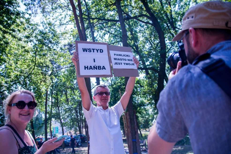 Pomnik prof. Jana Szyszko odsłonięty przy gwizdach i asyście policjiOdsłonili pomnik
