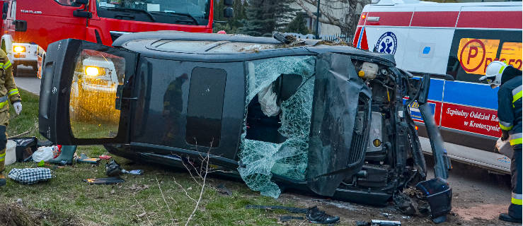 Oplem uderzył w betonowy przepust. Od kierowcy była wyczuwalna woń alkoholu [ZDJĘCIA] 