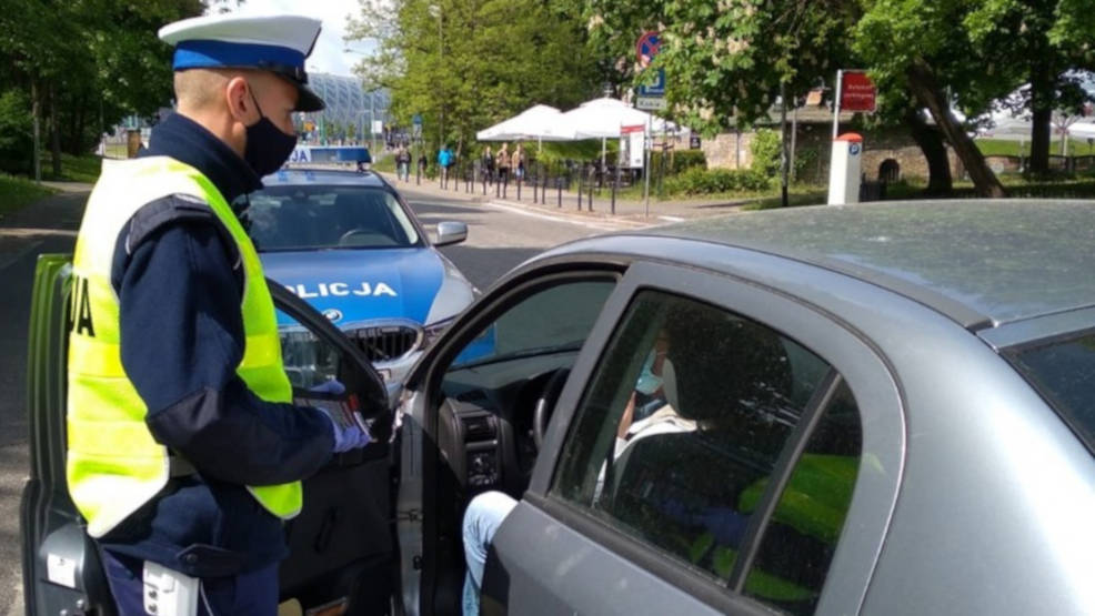 34-latek pędził volkswagenem. Stracił prawo jazdy. Przesądziły o tym… - Zdjęcie główne