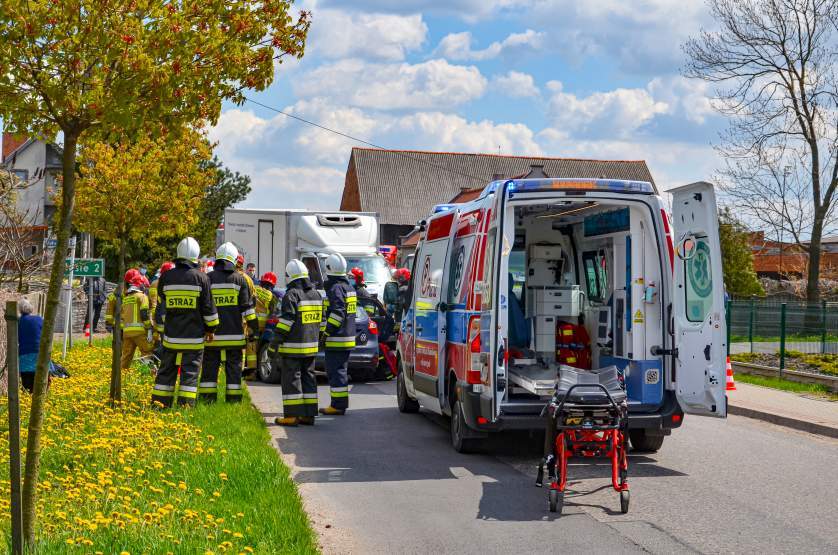 Wypadek u sąsiada. Jarocińscy strażacy na akcji ratunkowej [ZDJĘCIA]  - Zdjęcie główne