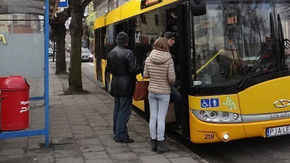 Dlaczego w autobusach JLA nie można płacić kartą? Czytelnik pyta, JLA odpowiada - Zdjęcie główne