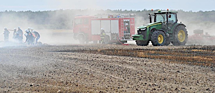 Kilka zastępów straży gasi pożar na polu [ZDJĘCIA]  - Zdjęcie główne