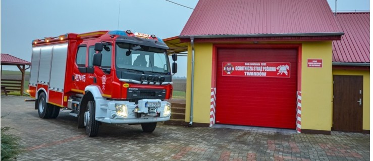 Nowy wóz bojowy przyciąga młodych druhów      - Zdjęcie główne