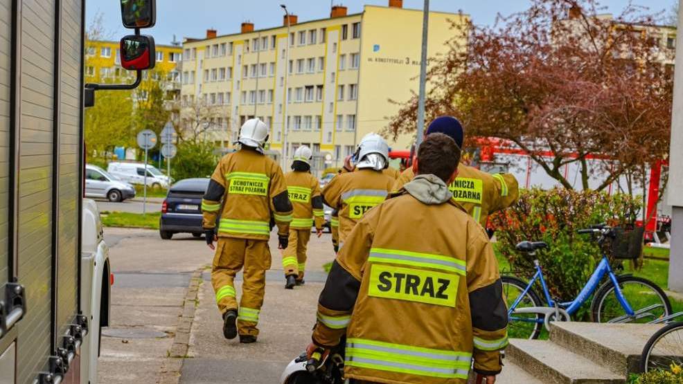  Pożar w bloku na czwartym piętrze. W akcji pięć zastępów straży pożarnej