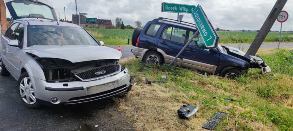 Zderzenie forda  i suzuki na skrzyżowaniu w Cerekwicy