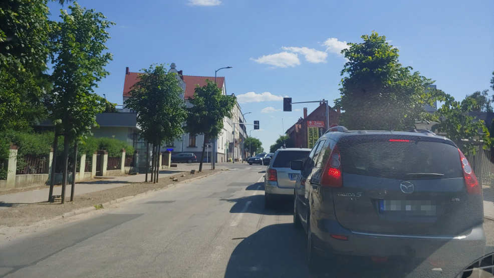 Żółte, pulsujące światło na ważnym skrzyżowaniu w Jarocinie. Kierowcy: Nie można wyjechać od strony ulicy Poznańskiej  - Zdjęcie główne