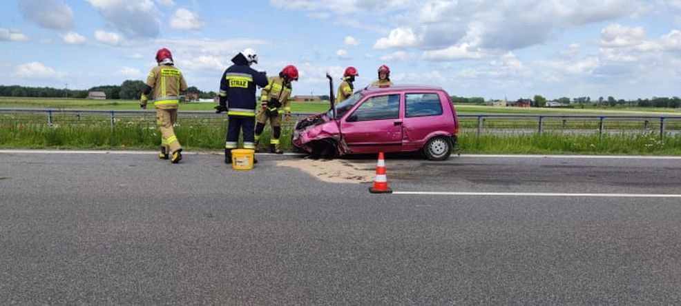 Fiat cinquecento uderzył w bariery ochronne na obwodnicy Jarocina. Kierowca uciekł z miejsca zdarzenia [ZDJĘCIA] - Zdjęcie główne