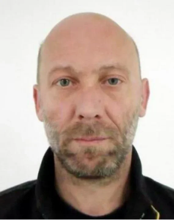 LESZCZYŃSKI Tomasz. Narodowość polska. Data urodzenia 18.09.1962. Skazany na 15 lat więzienia. 9 listopada 1985 r. w Legnicy, działając w bezpośrednim zamiarze pozbawienia życia żony, kilkakrotnie dźgnął ją nożem w klatkę piersiową, zadając rany penetrujące jamy opłucnej, płuca i wątrobę, powodując masywny krwotok do jamy brzusznej , co doprowadziło do jej śmierci.
