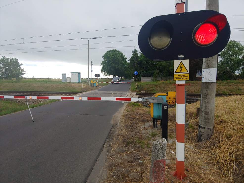 Centymetry od śmierci na przejeździe kolejowym w Mieszkowie   