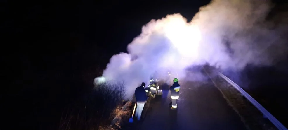 Pożar elementów karoseryjnych pojazdu w Kurcewie [ZDJĘCIA]   - Zdjęcie główne