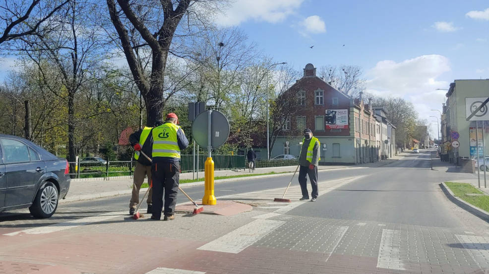 Ekipa Centrum Integracji Społecznej zamiata Jarocin - Zdjęcie główne