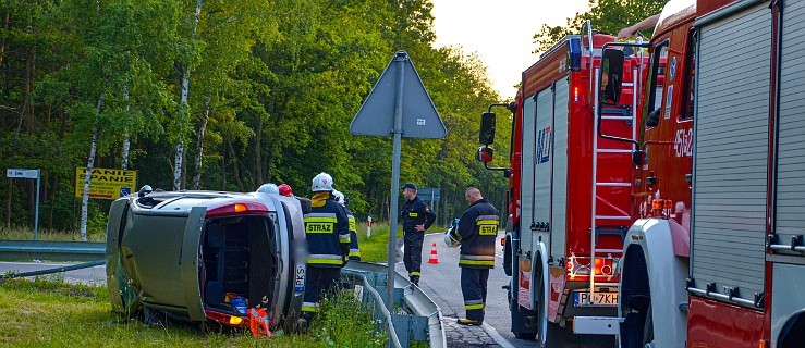 Strażacy wyjeżdżali ponad 30 razy. Auto na dachu i dwa pożary  - Zdjęcie główne