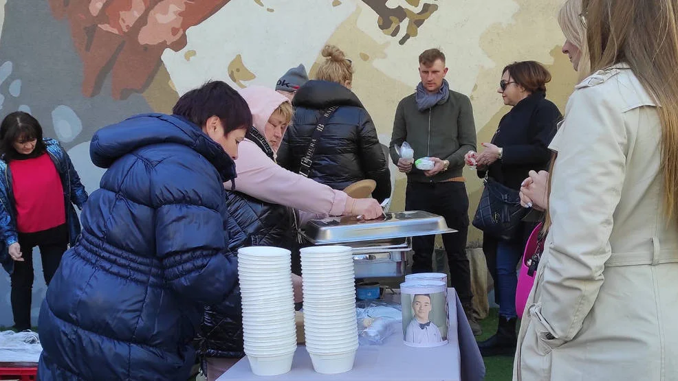 Kolejny ukraiński obiad na Jarmarku Wielkanocnym w Jarocinie. Tym razem z pomocą dla dzieci z autyzmem  - Zdjęcie główne