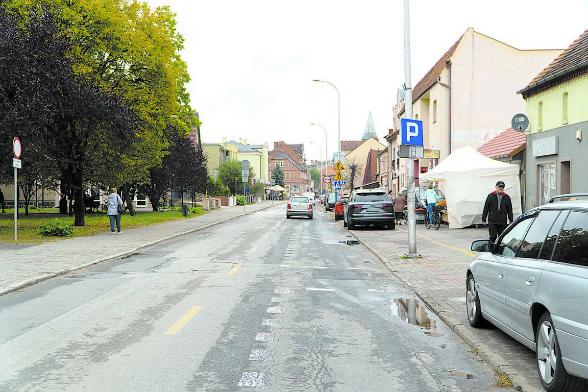 Deptak na ul. Wrocławskiej w Jarocinie i platanami i klonami 