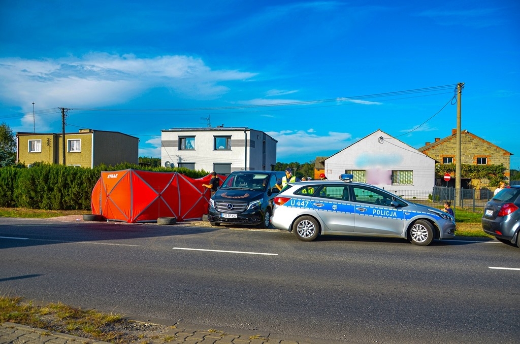 Jarocin. Motocyklista nie żyje po zderzeniu z autem osobowym na drodze krajowej nr 11  - Zdjęcie główne